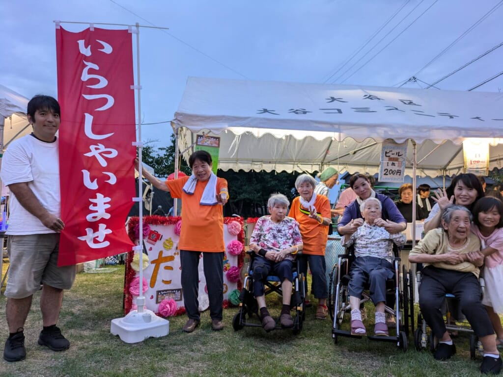 認知症のある方が店員に！　愛の家グループホーム常滑大谷が「大谷区納涼盆踊り大会」に初出店 ～地域の盆踊り大会で子どもたちと世代を超えて交流～